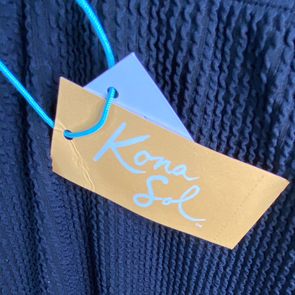 KONA SOL Full Coverage
Pucker Textured Square Neck
One Piece Swimsuit Plus Sz 20 - Picture 6 of 7